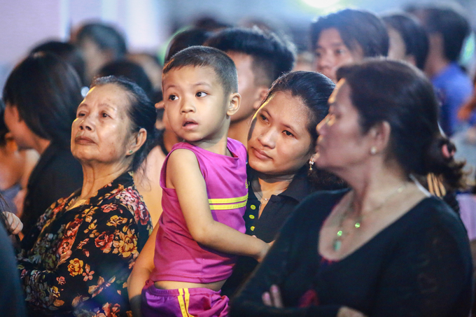 Người dân xếp hàng tiễn đưa linh cữu nguyên Thủ tướng Phan Văn Khải